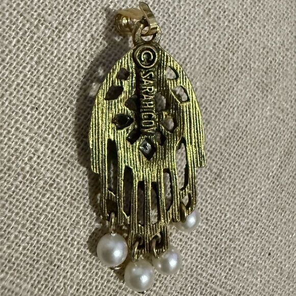 VINTAGE SARAH COVENTRY HAMSA PENDANT WITH PEARLS & GREEN STONES - Picture 6 of 17